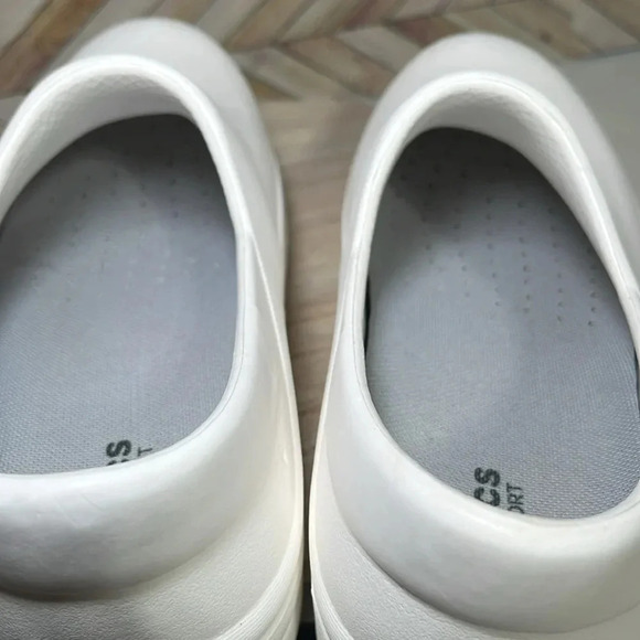 CROCS Dual Comfort Clogs White - Picture 9 of 9